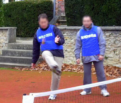 Au footbag, en cas de litige, il n'y a pas d'arbitre, donc on fait un vote des participants pour déterminer qui a perdu le point.